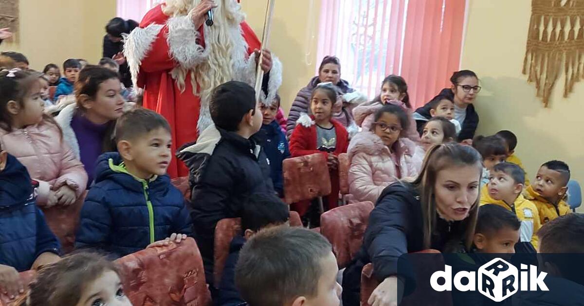 Духът на Коледа се усеща в празничната украса на домовете