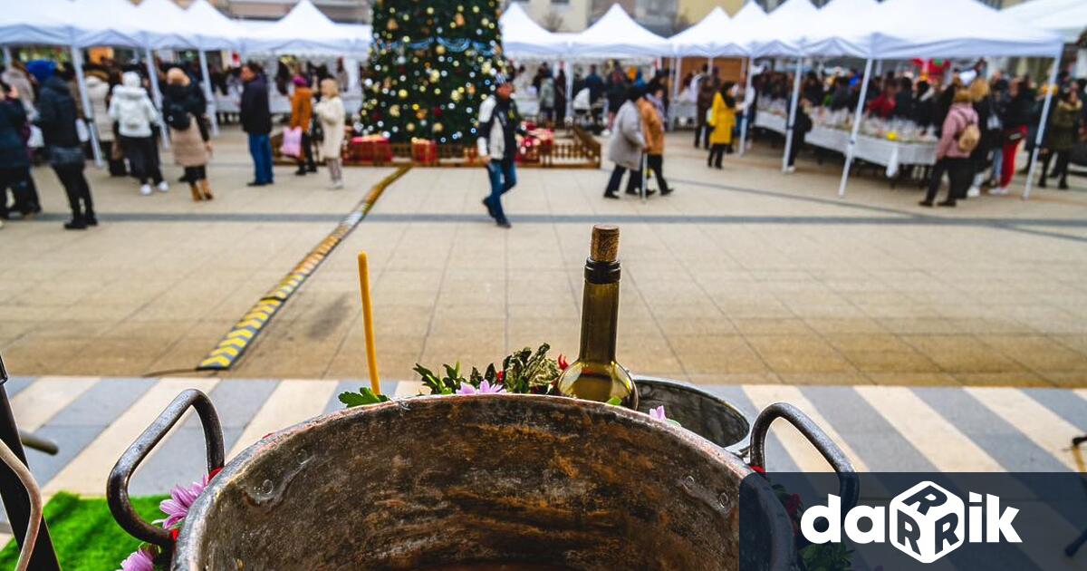 Програмата започна с водосвет за здраве и благополучие отслужен от