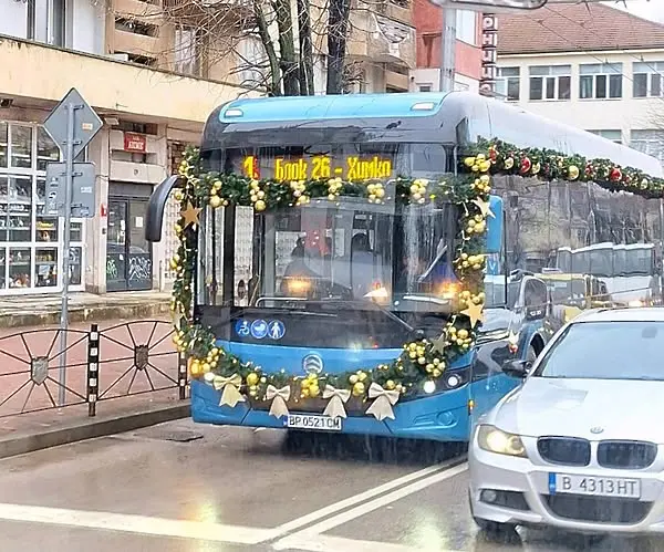 Тролеите, автобусите и спирките на градския транспорт във Враца са в празнична украса