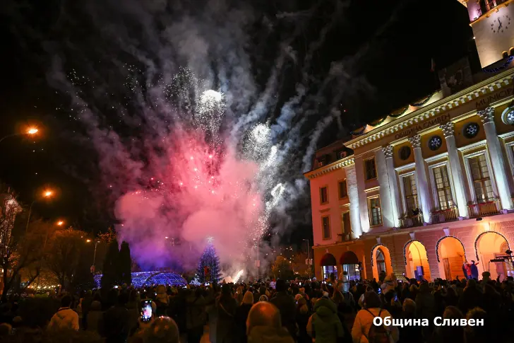  Грейнаха светлините на елхата на площад „ Цар Освободител “ в Сливен 