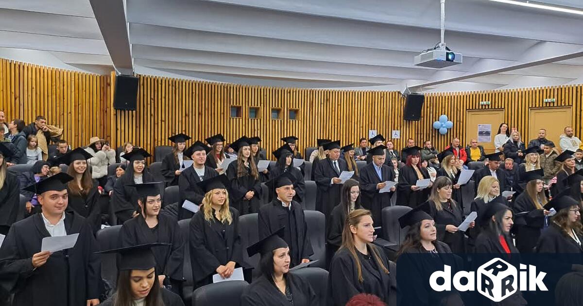 Абсолвентите от 59 тия випуск на Филиала на ПУ П Хилендарски