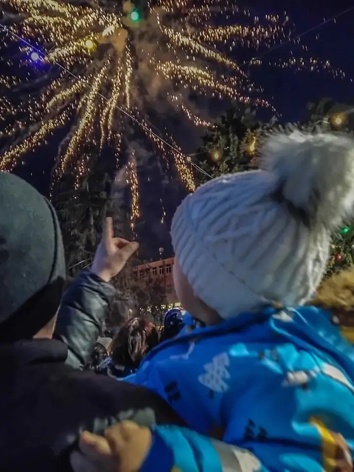  На 4 декември блестнаха празничните светлини в Гулянци 