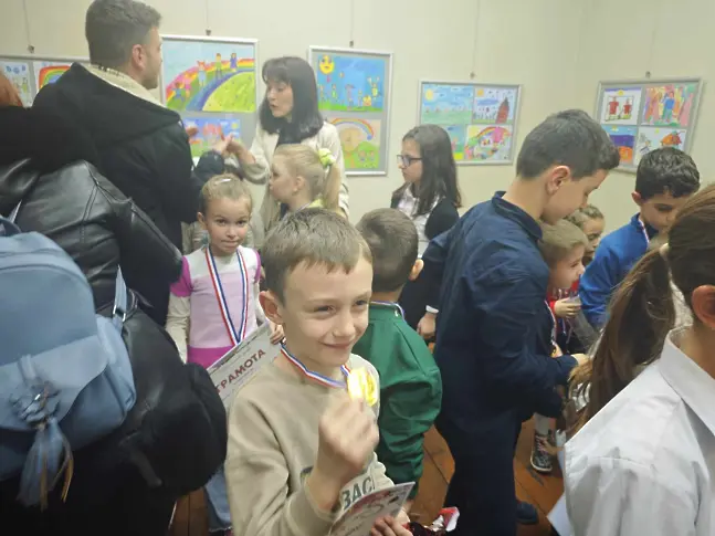  Малки художници със специфична премия от Община Плевен за присъединяване си в конкурс 