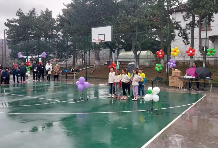  Откриха реконструираните по национална стратегия спортни стадиони в учебното заведение в село Търнене 