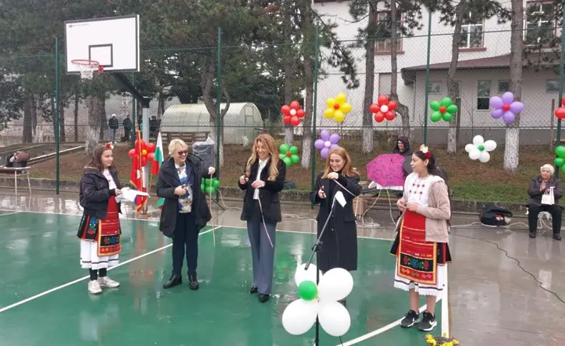  Откриха реконструираните по национална стратегия спортни стадиони в учебното заведение в село Търнене 