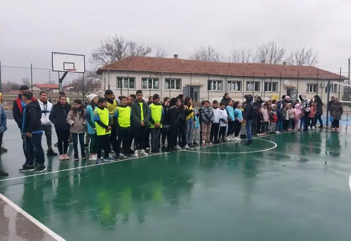  Откриха реконструираните по национална стратегия спортни стадиони в учебното заведение в село Търнене 