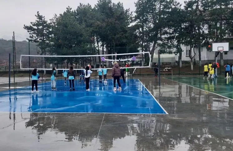  Откриха реконструираните по национална стратегия спортни стадиони в учебното заведение в село Търнене 