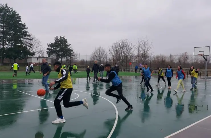  Откриха реконструираните по национална стратегия спортни стадиони в учебното заведение в село Търнене 