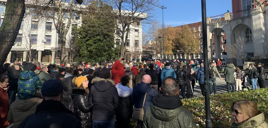 Повече от 300 жители се включиха в митинга против безводието в Плевен/СНИМКИ/ 