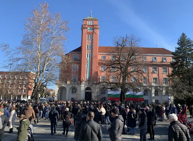  Повече от 300 жители се включиха в митинга против безводието в Плевен/СНИМКИ/ 