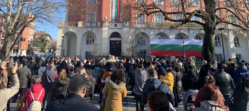  Повече от 300 жители се включиха в митинга против безводието в Плевен/СНИМКИ/ 