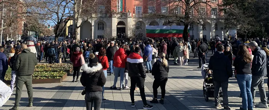  Повече от 300 жители се включиха в митинга против безводието в Плевен/СНИМКИ/ 
