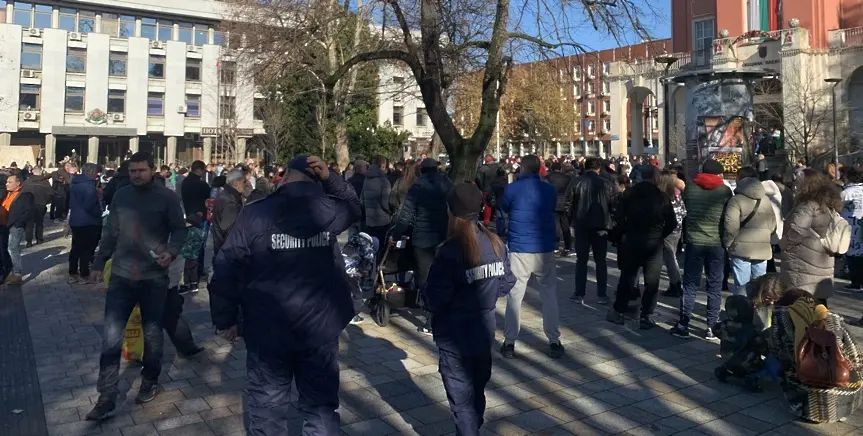  Повече от 300 жители се включиха в митинга против безводието в Плевен/СНИМКИ/ 