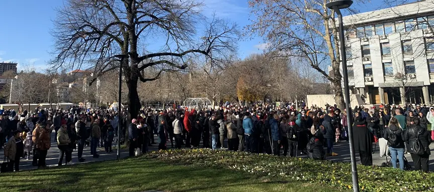  Повече от 300 жители се включиха в митинга против безводието в Плевен/СНИМКИ/ 