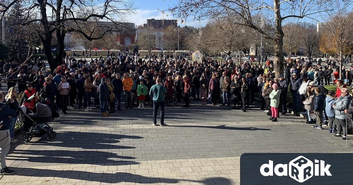 Многолюден протест събра пред сградата на Община Плевен стотици граждани