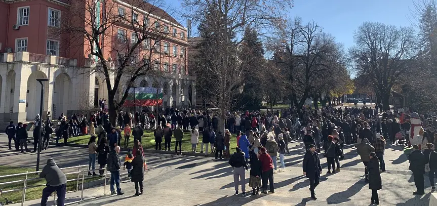  Повече от 300 жители се включиха в митинга против безводието в Плевен/СНИМКИ/ 
