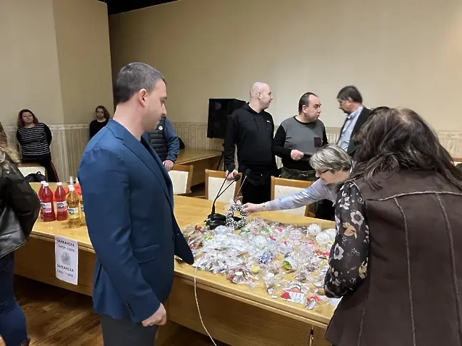  Под егидата на Областният шеф се отри Коледен обществен базар в зала „ Плевен “ 