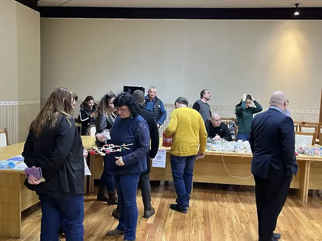  Под егидата на Областният шеф се отри Коледен обществен базар в зала „ Плевен “ 