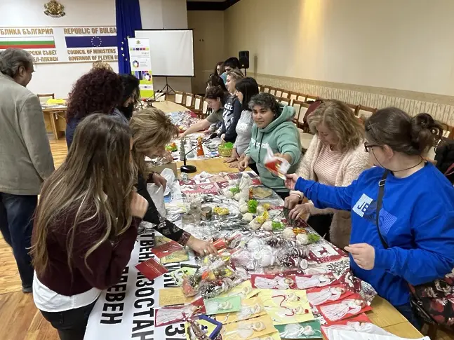  Под егидата на Областният шеф се отри Коледен обществен базар в зала „ Плевен “ 