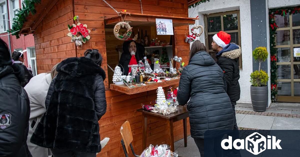 Коледен базар е открит в Твърдица съобщиха от Общината Прекрасна