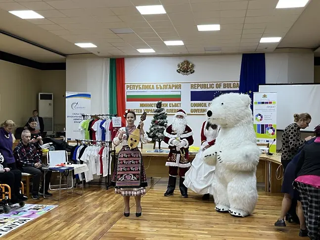  Под егидата на Областният шеф се отри Коледен обществен базар в зала „ Плевен “ 