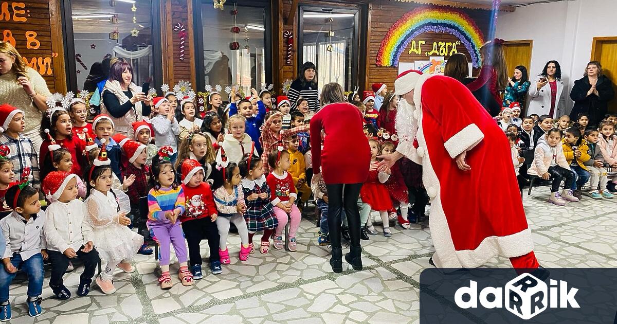 В този благословен сезон Дядо Коледа посети днес на два