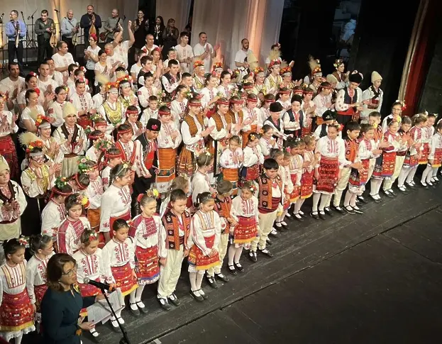  Фолклорен отбор „ Нашенчета “ – Плевен на 65! 