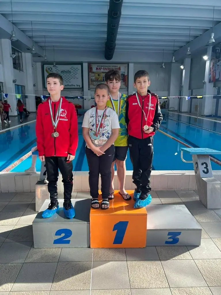  Повече от 100 деца се състезаваха в коледен шампионат по плуване 