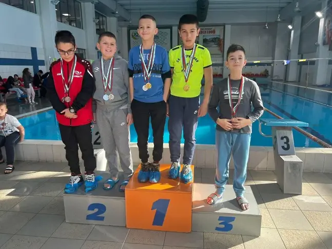  Повече от 100 деца се състезаваха в коледен шампионат по плуване 