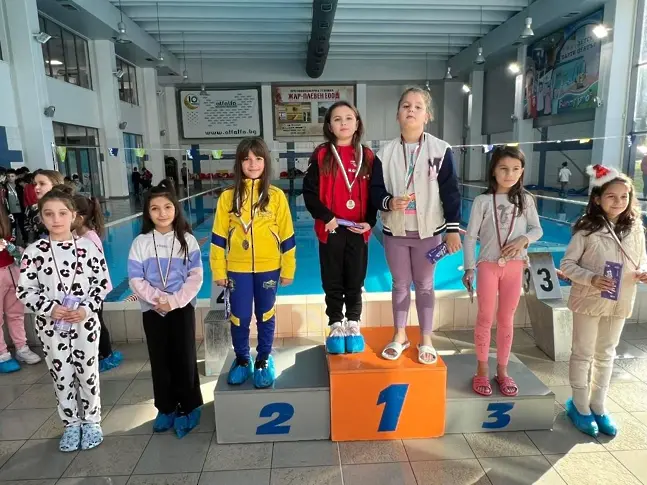  Повече от 100 деца се състезаваха в коледен шампионат по плуване 