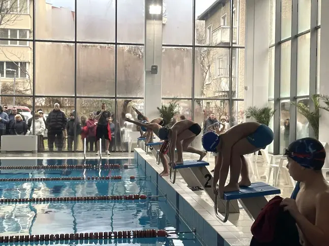  Повече от 100 деца се състезаваха в коледен шампионат по плуване 