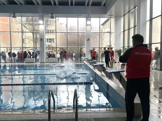  Повече от 100 деца се състезаваха в коледен шампионат по плуване 