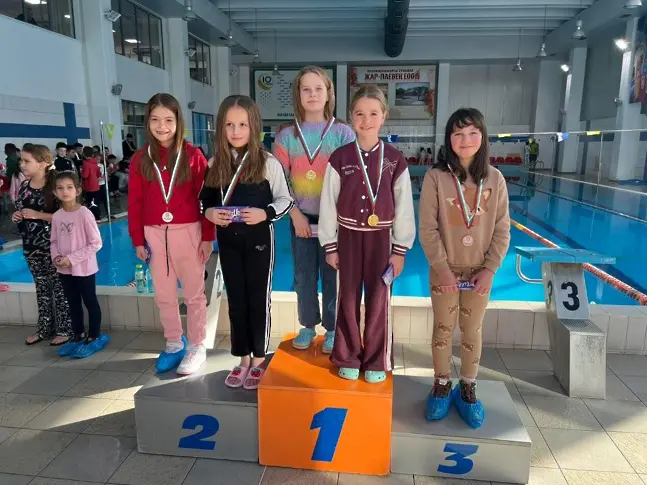  Повече от 100 деца се състезаваха в коледен шампионат по плуване 