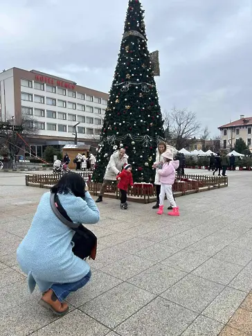 Снимки с кауза при Коледната елха на площада във Враца