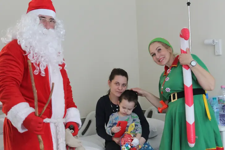  Дядо Коледа изненада дребните пациенти в,Мама и Аз‘ 