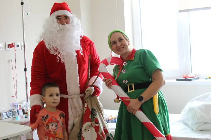  Дядо Коледа изненада дребните пациенти в,Мама и Аз‘ 