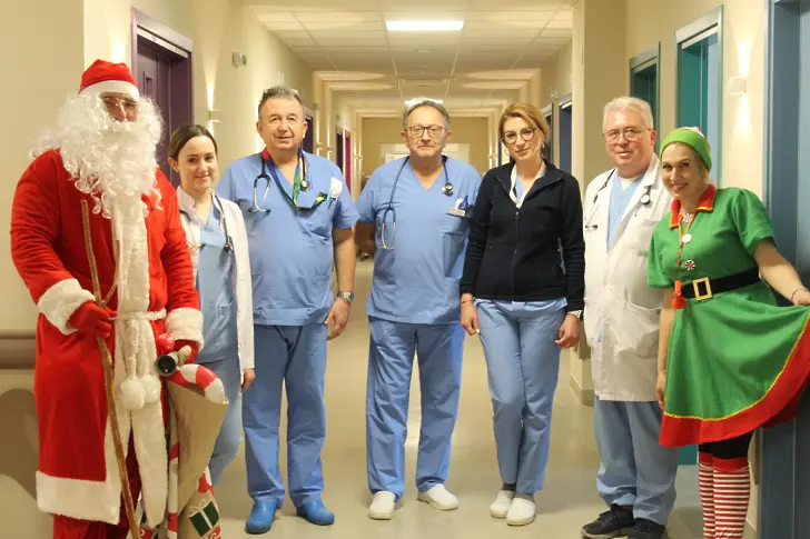  Дядо Коледа изненада дребните пациенти в,Мама и Аз‘ 