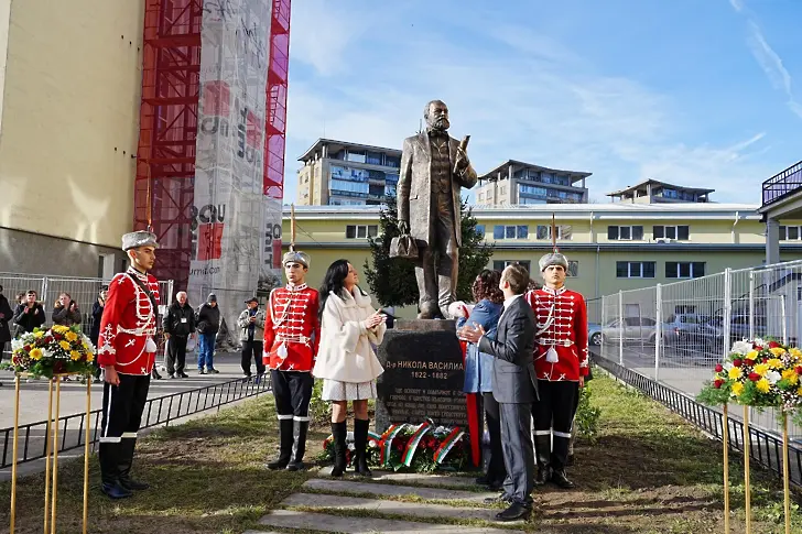 В Габрово бе открит паметник на Никола Василиади - дарител и патрон на професионалната техническа гимназия