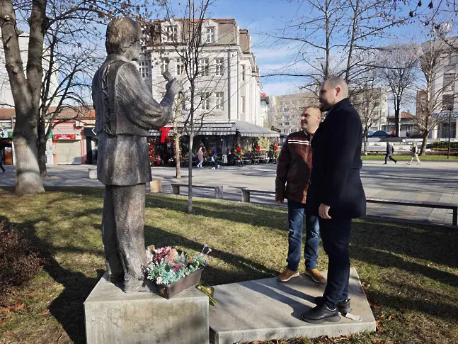 Плевен с цветя за 84 години от рождението на незабравимия Емил Димитров 