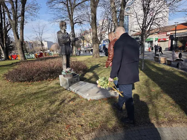  Плевен с цветя за 84 години от рождението на незабравимия Емил Димитров 