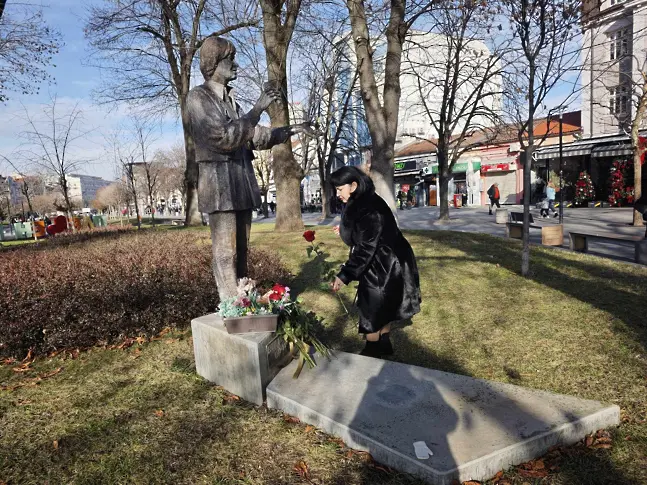  Плевен с цветя за 84 години от рождението на незабравимия Емил Димитров 