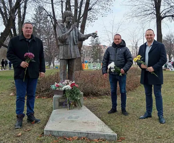  Плевен с цветя за 84 години от рождението на незабравимия Емил Димитров 