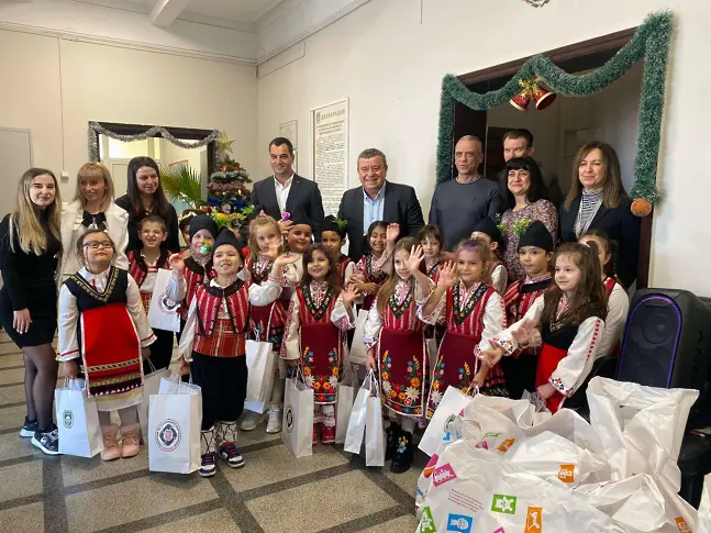  Коледарска група и сурвакари назоваха за здраве и благодат в Община Камено 