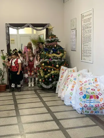  Коледарска група и сурвакари назоваха за здраве и благодат в Община Камено 