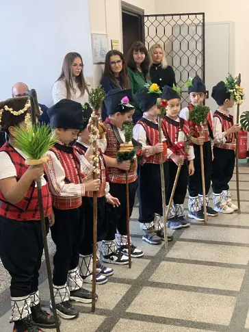  Коледарска група и сурвакари назоваха за здраве и благодат в Община Камено 