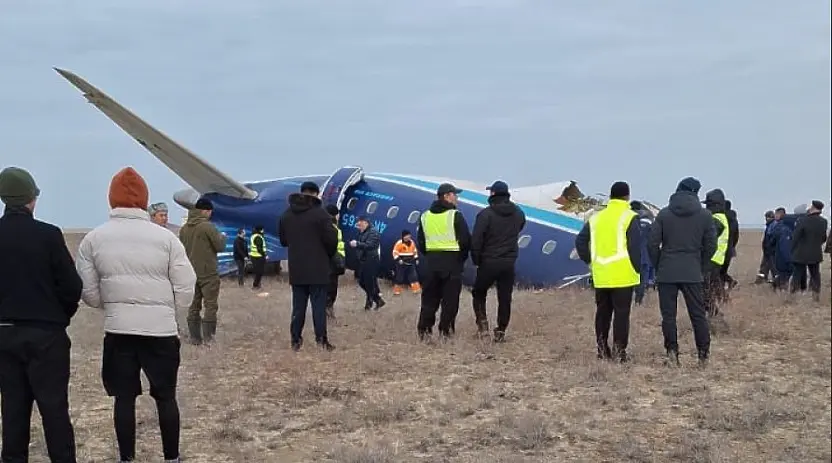 Пътнически самолет с над 60 души на борда се разби в Казахстан (ВИДЕО)