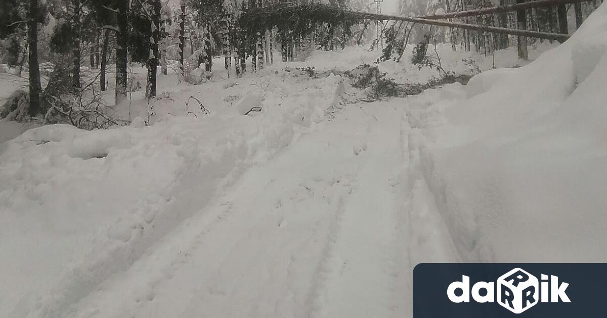 Продължава работата по възстановяване на електрозахранването в части от Западна