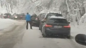 Заснежен път блокира столичани, тръгнали на откриването на ски сезона на Витоша (ВИДЕО)