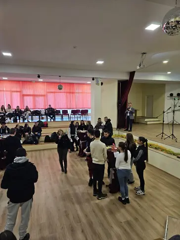  Ученици от ДФСГ „ Интелект “ сложиха начало на коледни инициативи/СНИМКИ/ 