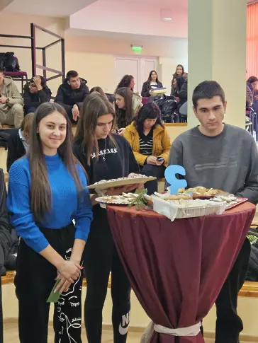  Ученици от ДФСГ „ Интелект “ сложиха начало на коледни инициативи/СНИМКИ/ 